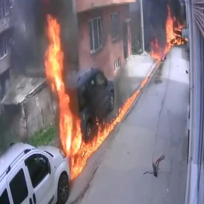 Bursa'nın Osmangazi ilçesinde sokak ortasına düşen tek motorlu uçağın bağlı olduğu Hava yolu şirketinden açıklama: Uçak kazasının sebebi şeffaf bir şekilde araştırılıyor