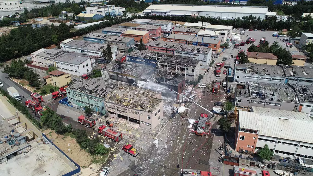 Tuzla'da fabrikada patlama meydana geldi. Orhanlı sanayi bölgesinde 3 katlı vernik ve boya fabrikada yangın çıktı. Tuzla kaymakamı ali akça, patlamada 3 kişinin öldüğünü açıkladı.