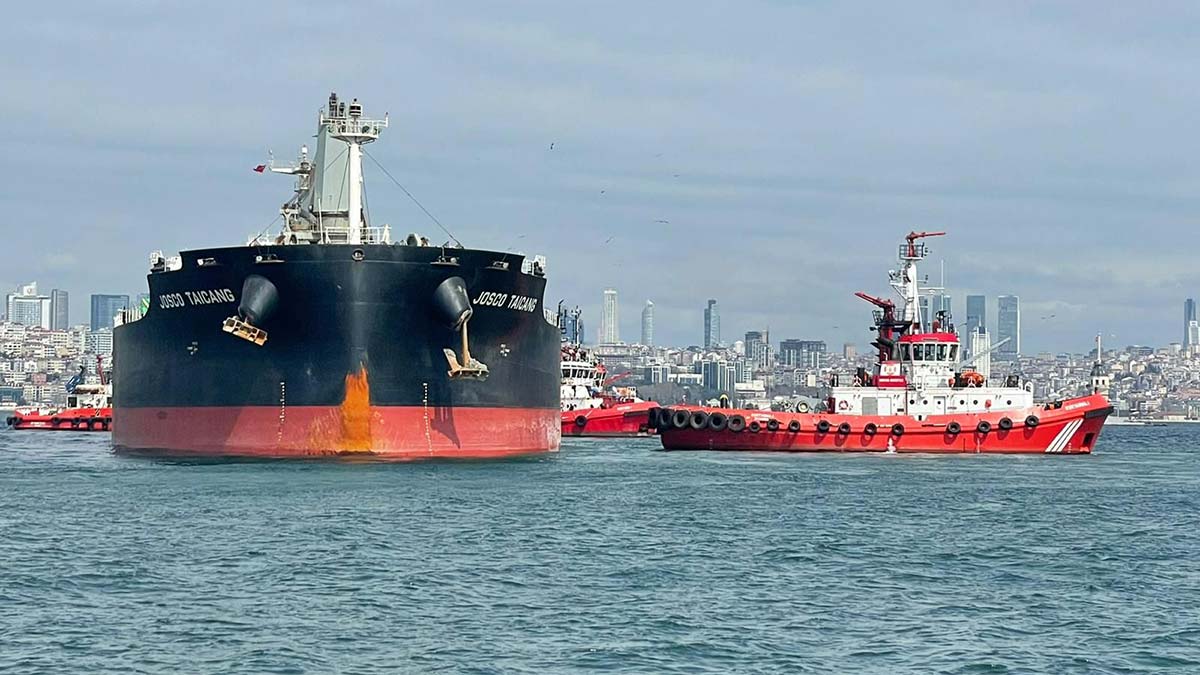 Haydarpaşa'da yük gemisi karaya oturdu