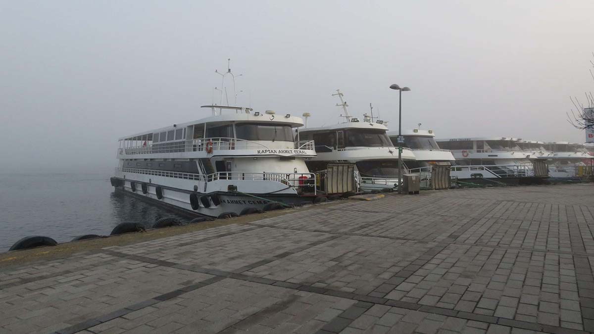 İstanbul'da sis, sabah saatlerine kadar kent genelinde hayatı olumsuz etkiledi. Görüş mesafesinin düştüğü bölgelerde sürücüler zor anlar yaşadı.