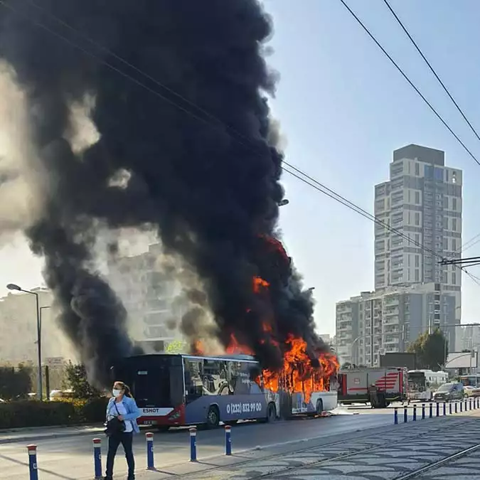 Belediye otobüsü, alev alev yandı. İhbarla gelen itfaiye ekipleri, alevleri söndürdü. Otobüs, kullanılamaz hale gelirken, yangının çıkış nedeni araştırılıyor.  