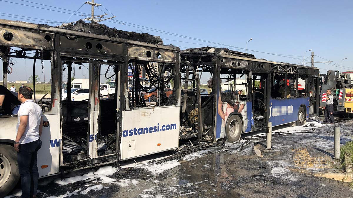 İzmir'de belediye otobüsü yandı