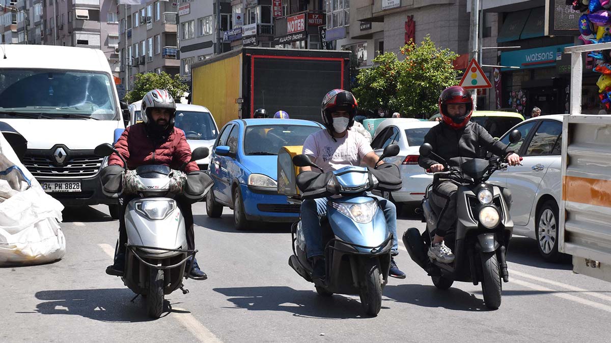 İzmir'de rüzgar ve fırtına hayatı olumsuz etkiliyor. Deniz seferleri iptal edilirken, bir binanın çatısındaki gaz betonlar park halindeki aracın üzerine düştü.