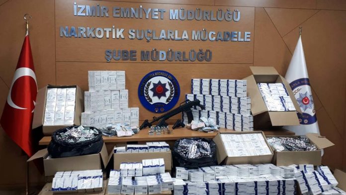 İzmir'de uyuşturucu operasyonu; 2 kişi tutuklandı