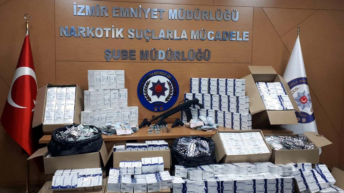 İzmir'de uyuşturucu operasyonu; 2 kişi tutuklandı