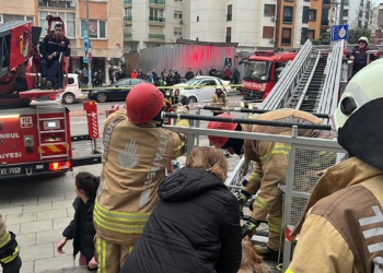 Kadıköy'de istinat duvarı çöktü