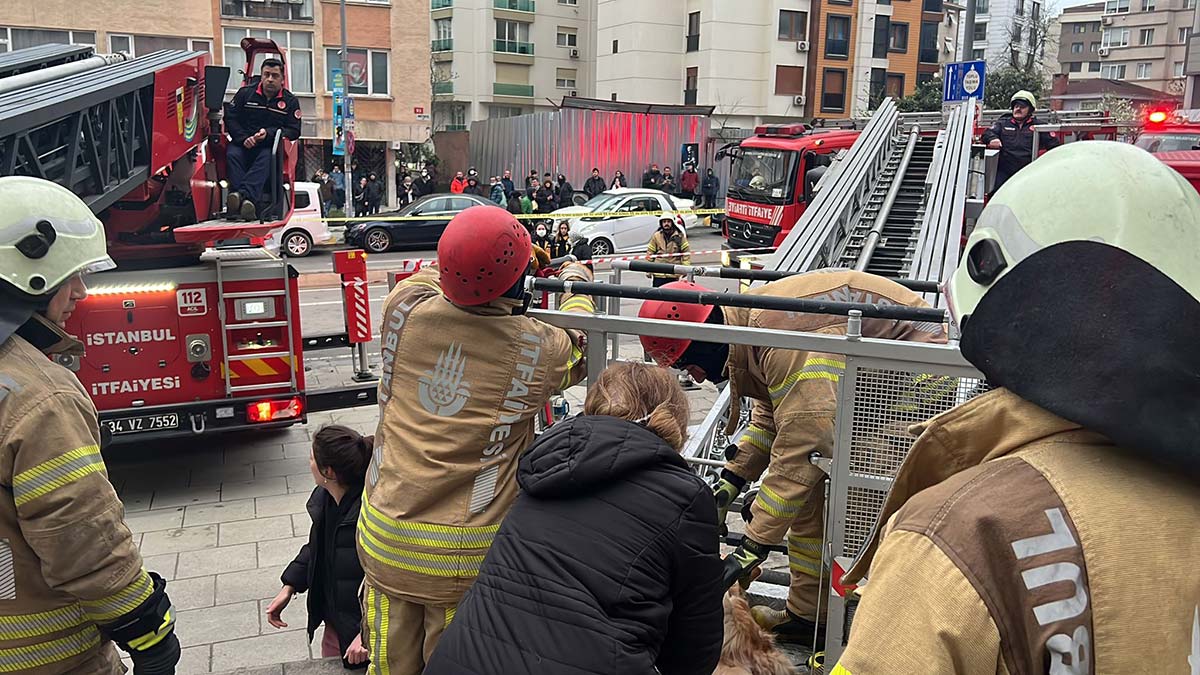 Kadıköy'de istinat duvarı çöktü
