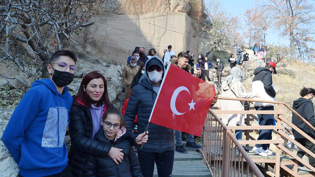Aksaray'ın Güzelyurt ilçesinde 'Kapadokya'nın incisi' olarak bilinen Ihlara Vadisi ve çevresinin 'kesin korunacak hassas alan' ilan edilmesi ile ilgili konuşan Aksaray Belediye Başkanı Evren Dinçer, "Karar, şehrimizde büyük bir sevinç ve mutlulukla karşılandı" dedi.