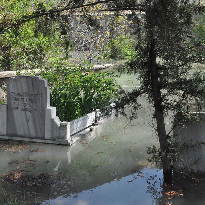 Mezarlıklar su altında kaldı