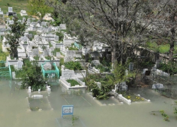 Mezarlıklar su altında kaldı
