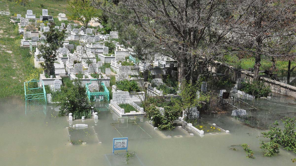 Mezarlıklar su altında kaldı