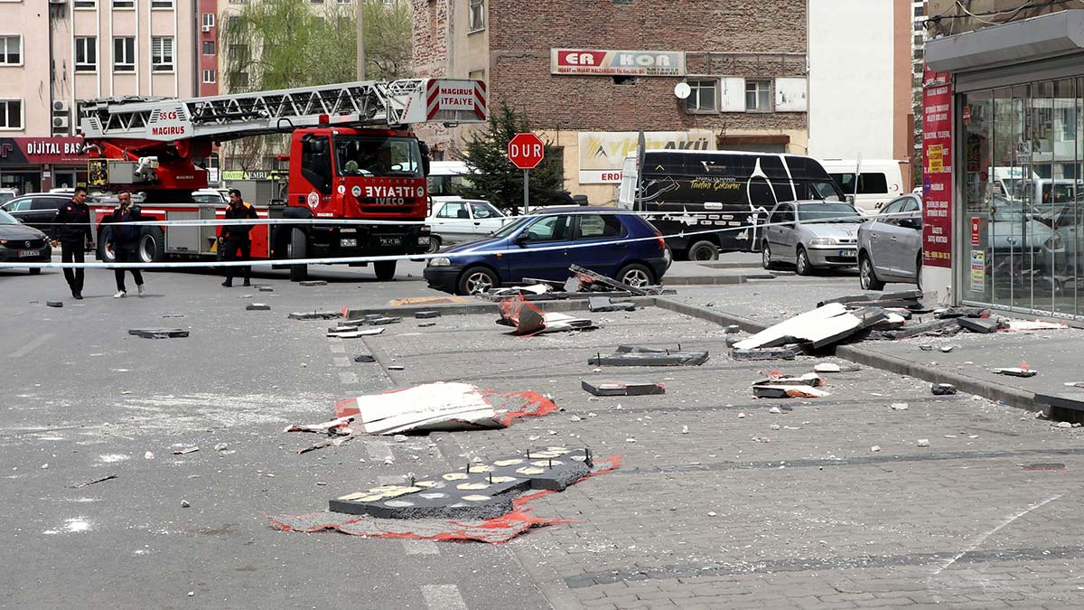 Kayseri'de rüzgarda çatılar uçtu