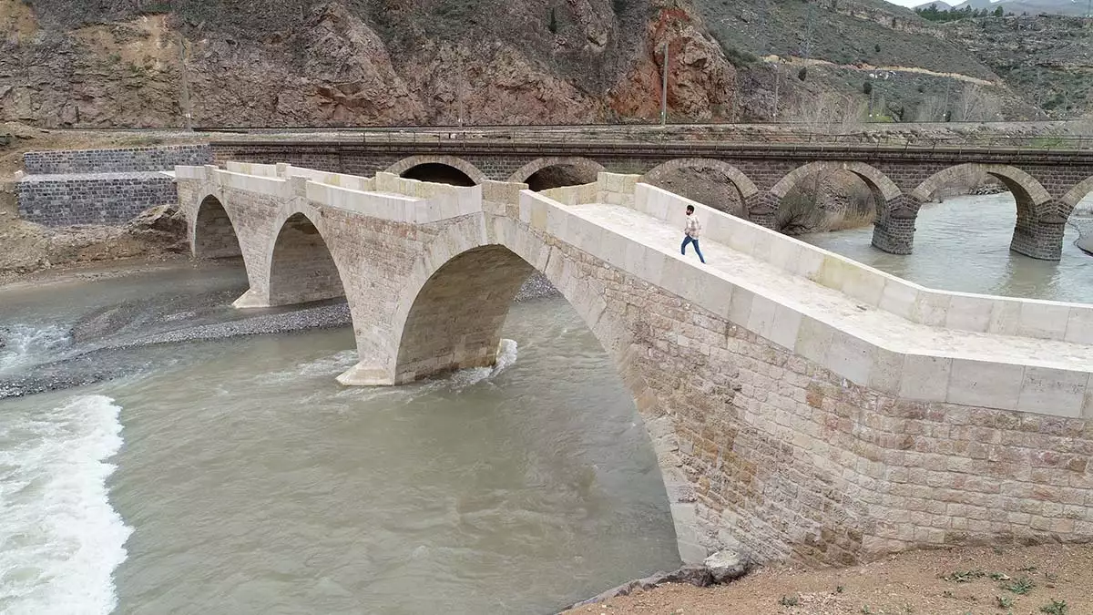 Sivas'ın divriği ilçesinde, 2020'de restorasyon sırasında üzerine iş makinesi çıkarılmasıyla gündeme gelen, 800 yıllık kız köprüsü'nde çalışmalar tamamlandı.
