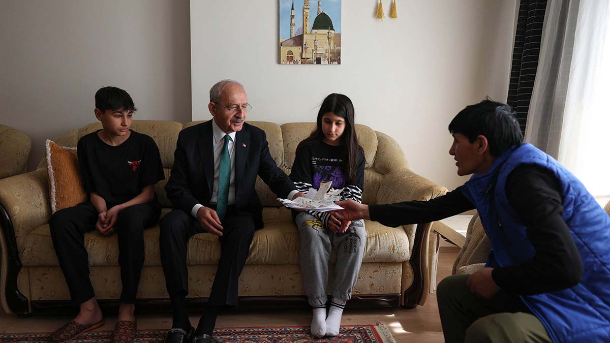 CHP Genel Başkanı Kemal Kılıçdaroğlu, "Eğer birimiz bir zorlukla karşılaşıyorsak hiçbirimiz rahat değiliz. Eğer bir kişi karanlıkta kalıyorsa hiçbirimiz aydınlıkta değiliz. Olayları bu çerçevede değerlendirmek lazım" dedi.