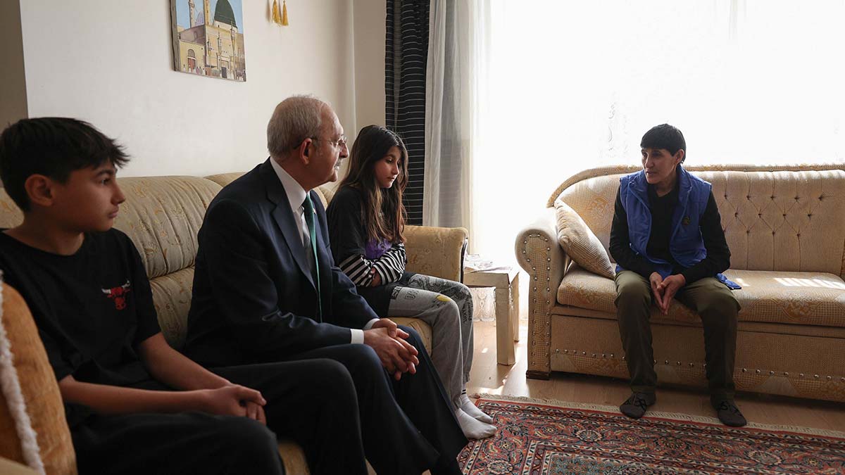 Bir kişi karanlıkta kalıyorsa hiçbirimiz aydınlıkta değiliz