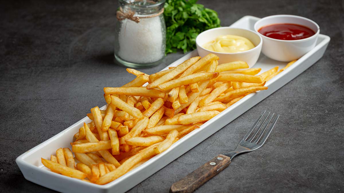 Ramazan’da mide sorunlarını tetikleyen besinlerden uzak durulması önerisinde bulunan İç Hastalıkları Uzmanı Dr. Betül Kaya, “Ramazan'da acılı yemekler yenmemelidir. Mideyi rahatsız edebilecek aşırı tuzlu besinler ve kızartmalardan da kaçınılmalıdır” dedi.