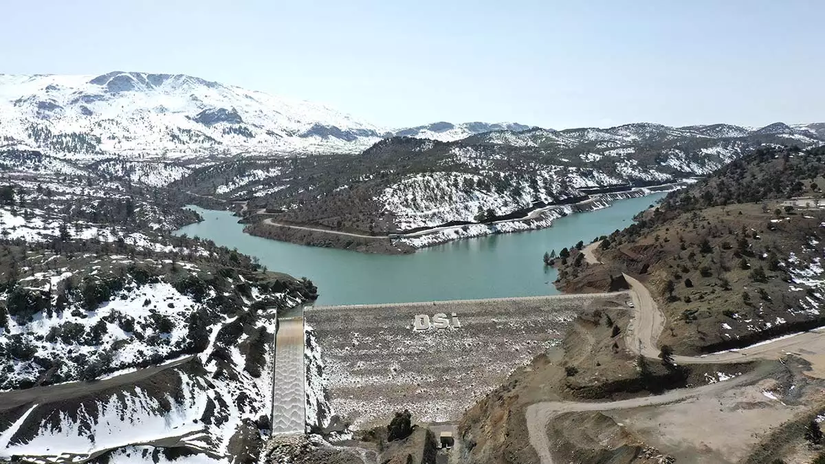 Konya havzası, son yıllarda yaşanan kuraklığın ardından bölgenin yoğun yağış almasıyla, göl ve barajlarda eksi değerlerde olan su seviyeleri, uzun yıllar ortalamalarının üstüne çıktı.  