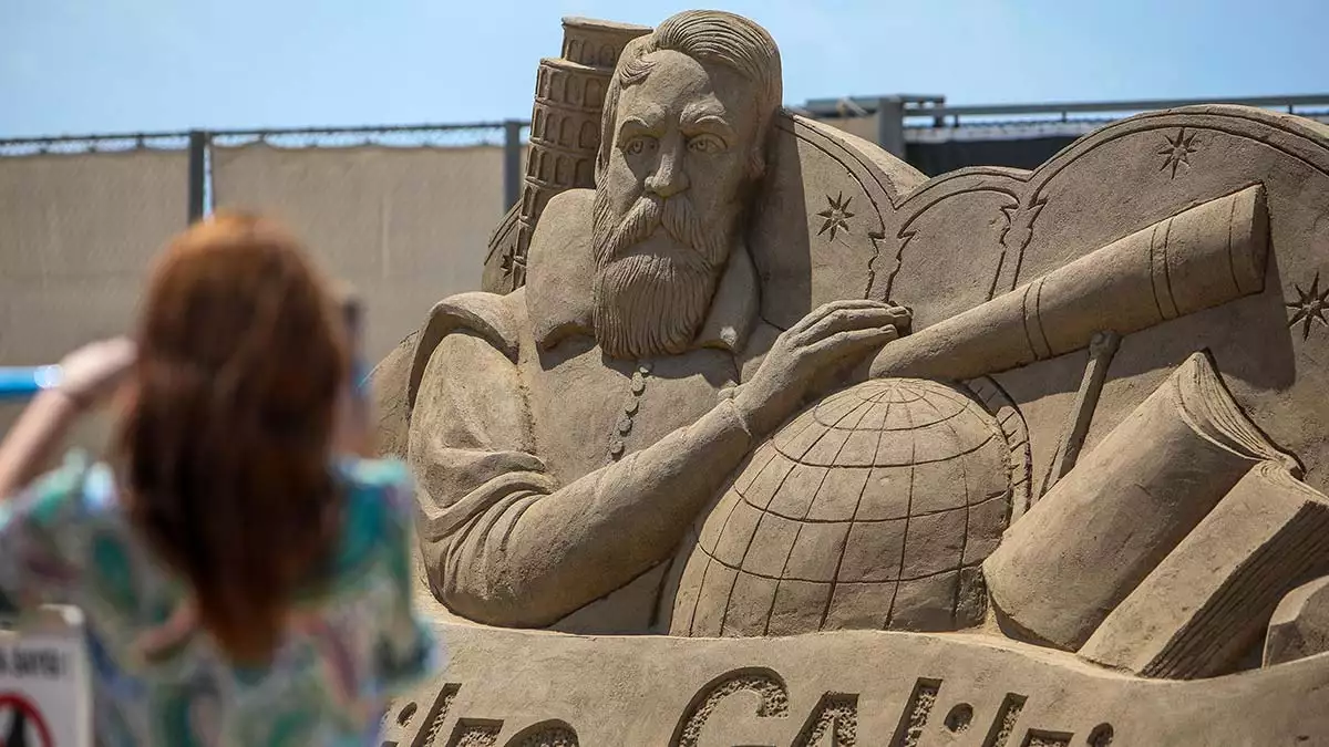 Bu yıl 17'ncisi düzenlenecek antalya kum heykel festivali'nin yeni teması, 'bir uzay macerası' olarak belirlendi.