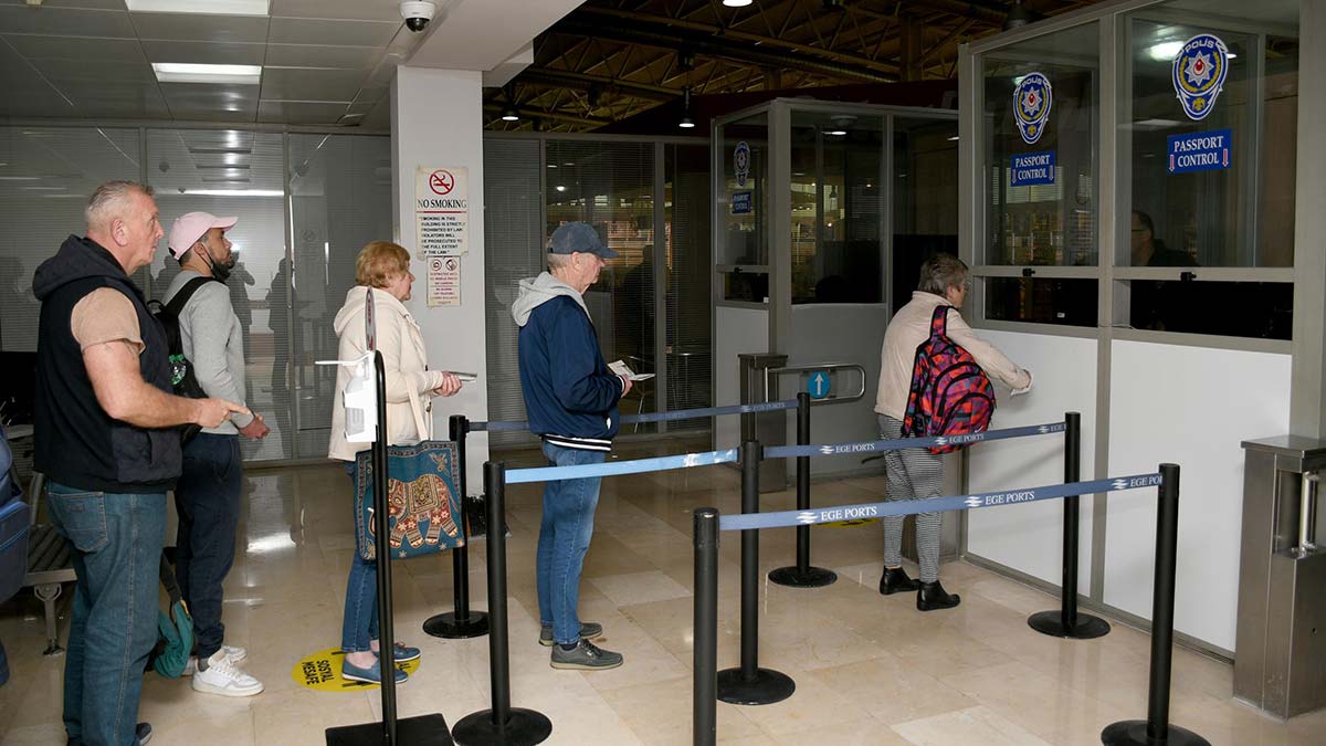 Pandemi nedeniyle 2 yıldır uygulanan kısıtlama geçen 7 Şubat ayında kaldırıldı. Kararın ardından Kuşadası'ndan Sisam'a ilk feribot seferi bugün yapıldı.