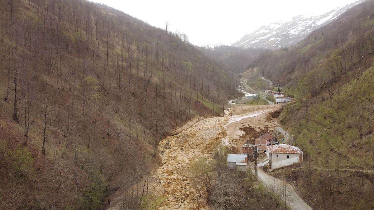 RTEÜ Mühendislik ve Mimarlık Fakültesi öğretim üyesi, ekoloji ve ekosistem uzmanı Prof. Dr. Turan Yüksek, “Havanın ısınması ve karların hızla erimesi ile Mayıs'ta yoğun heyelan olmasını öngörüyoruz” dedi.