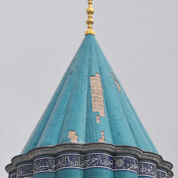 Kubbe-i Hadra'daki çinilerin bir bölümü döküldü