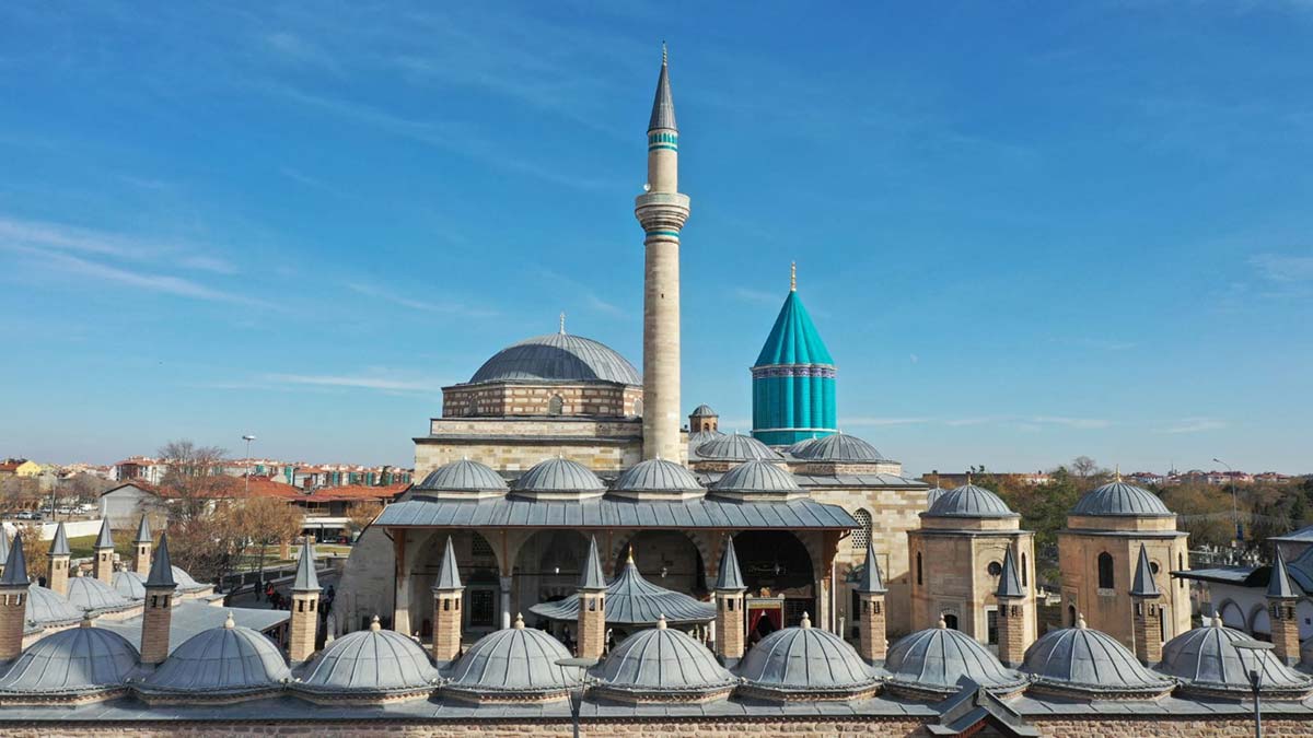 Konya'da Mevlana Müzesi’nde yeni restore edilen 'Yeşil Kubbe' olarak da bilinen Kubbe-i Hadra'daki çinilerin bir bölümü döküldü.