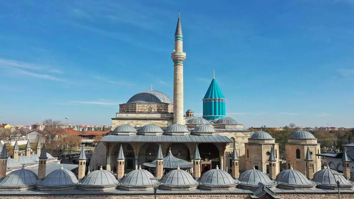 Konya'da mevlana müzesi’nde yeni restore edilen 'yeşil kubbe' olarak da bilinen kubbe-i hadra'daki çinilerin bir bölümü döküldü.