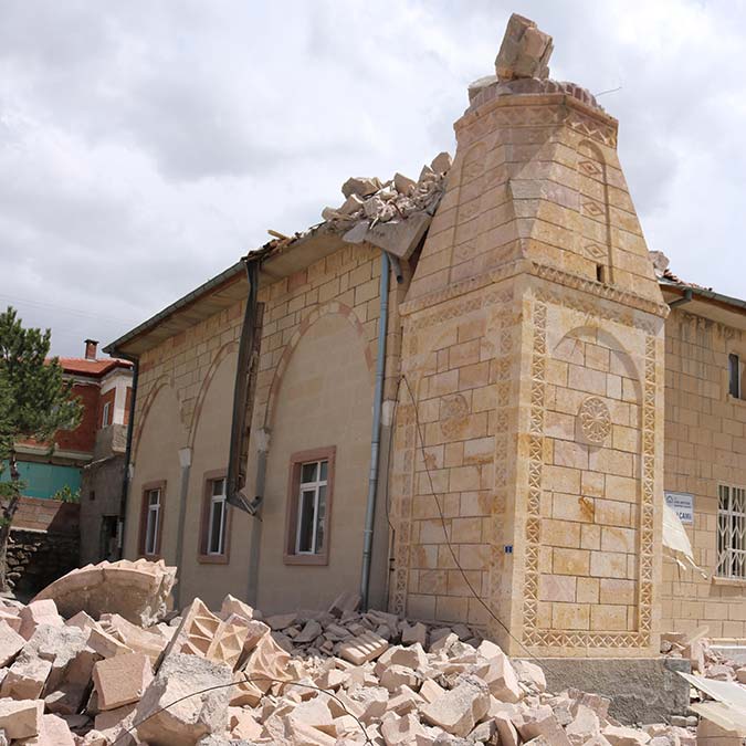 Nevşehir'de kuvvetli rüzgar nedeniyle cami minaresi yıkıldı, seralar zarar gördü.