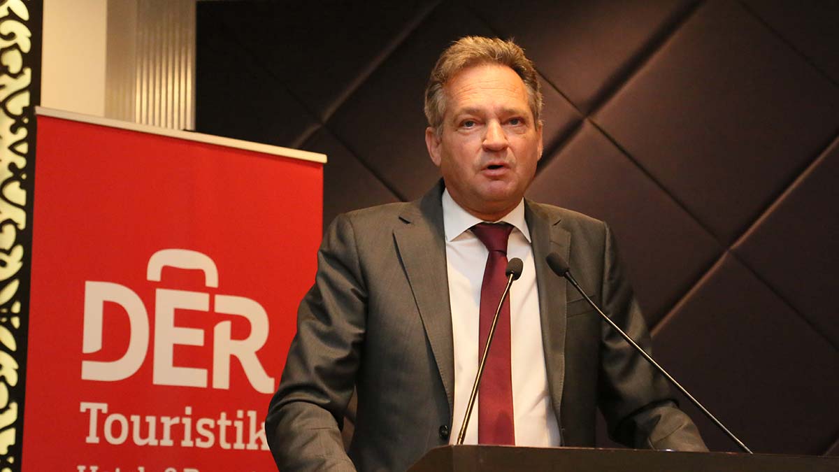 Kültür ve Turizm Bakanı Mehmet Nuri Ersoy, 2634 sayılı yasadaki değişiklikler kapsamında temmuz ayı sonuna kadar bütün otellerin bakanlık belgeli olmasını sağlayacaklarını, Güvenli Turizm Sertifikasyonu'nun da yıl sonuna kadar Yeşil Turizm Sertifikası'na dönüştürülmüş olacağını açıkladı.