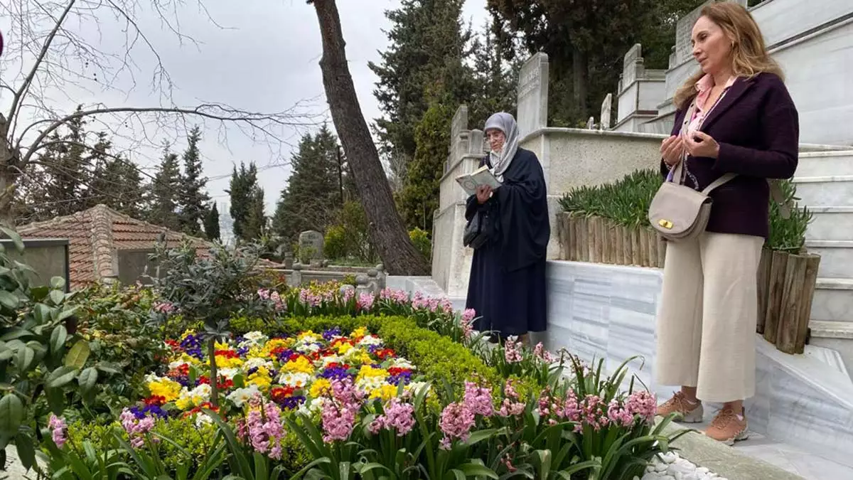 Koronavirüs salgınında hayatını kaybeden ilk hekim prof. Dr. Cemil taşçıoğlu mezarı başında anıldı.