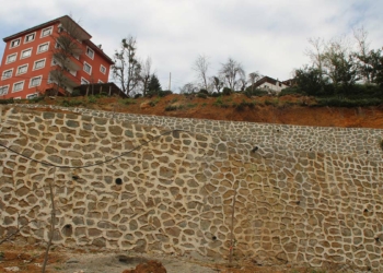 Rize'de yamaçlara istinat duvarı önlemi