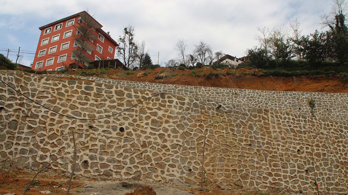 Rize'de yamaçlara istinat duvarı önlemi