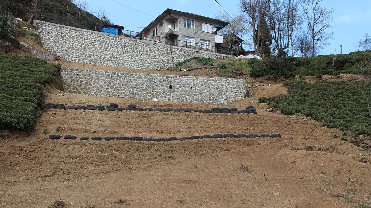 Türkiye'nin en çok yağış alan ve her yıl can ve mal kayıplarına yol açan sel ve heyelanların yaşandığı il olan Rize'de yamaçlara istinat duvarı önlemi alınıyor.