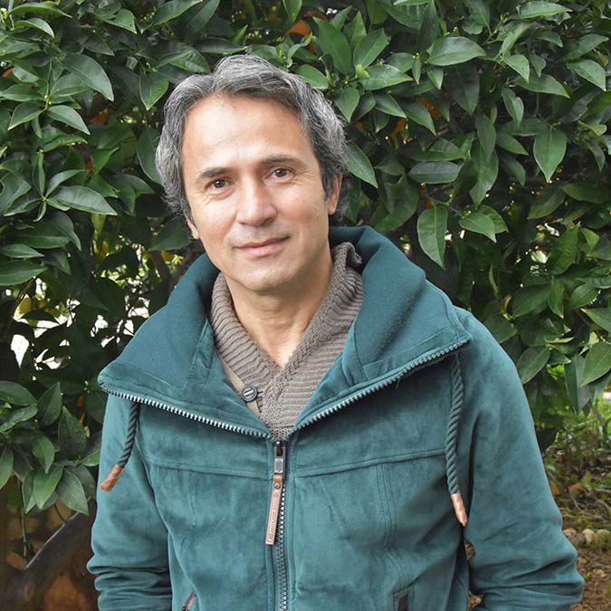 Antalya'nın Kaş ilçesindeki Pınarbaşı Camii'nde imamlık yaptığı sırada 'Rockçı İmam' olarak tanınıp, konser için izin almadığı gerekçesiyle ihraç edildiğini söyleyen Ahmet Muhsin Tüzer (51), görevine dönmek için bu kez Avrupa İnsan Hakları Mahkemesi'ne (AİHM) başvurdu.