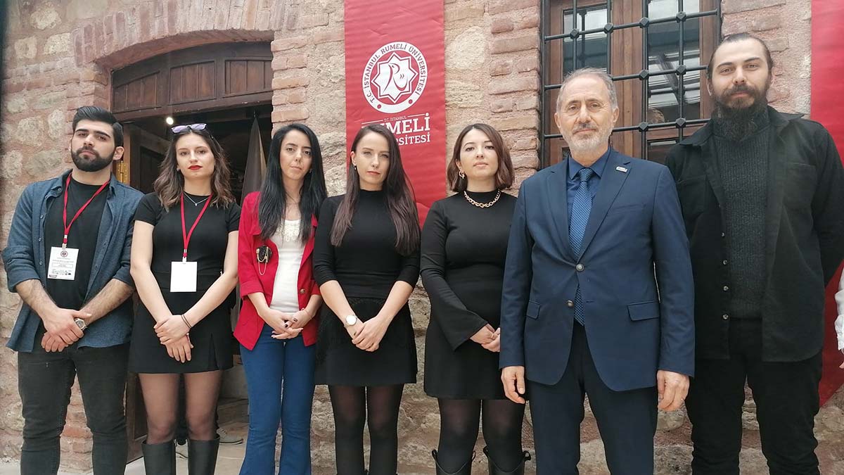 İstanbul Rumeli Üniversitesi öğrencileri tasarım bölümü öğrencileri, somut ve soyut kavramlar üzerinden tasarladıkları çalışmalardan oluşan, Tasarımda boyut ve algı sergisi Silivri Oğuz Aral Sanat galerisinde açıldı.