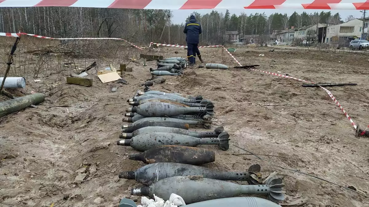 Ukrayna acil durumlar (dsns) yetkilileri, rus ordusunun çekildiği yerlerde askeri mühimmat temizliğine girişti.