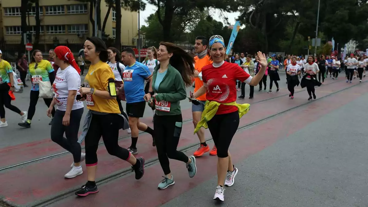 Erkeklerde kenyalı atlet lanny rutto’nun 2. 09. 27 ve kadınlarda etiyopyalı letebrhan haylay gebreslasea’nın 2. 27. 35’lik dereceleriyle sona eren maraton i̇zmir, “türkiye'nin en hızlı parkuru” unvanını korudu.