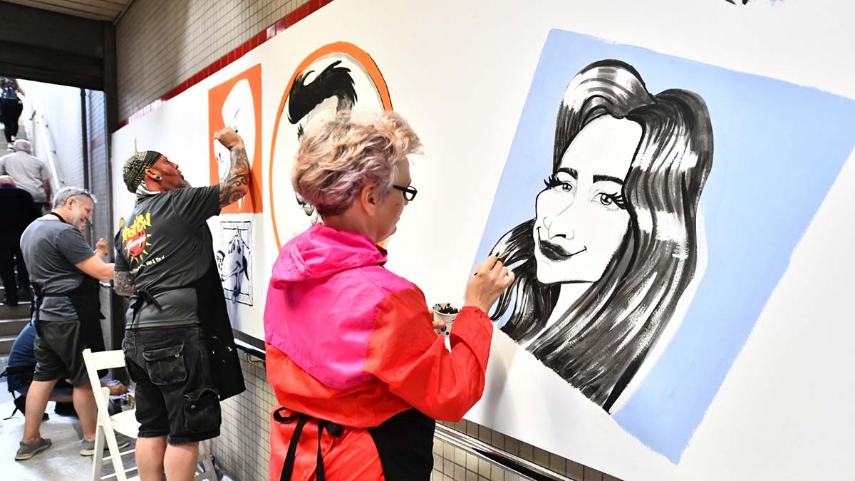 İzmir Büyükşehir Belediyesi'nin düzenlediği İzmir Uluslararası Portre Karikatür Şenliği’ne katılan dünyaca ünlü karikatüristler Anı Duvarı'nı karikatürleriyle renklendirdi.