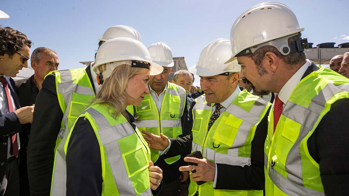 İzmir Büyükşehir Belediye Başkanı Tunç Soyer'in çevreci politikaları, kentte katı atıkların dönüşümünü hızlandırdı. Bakırçay Havzası’nın evsel katı atıkları elektrik ve gübreye dönüştürecek çevre dostu tesis açıldı.