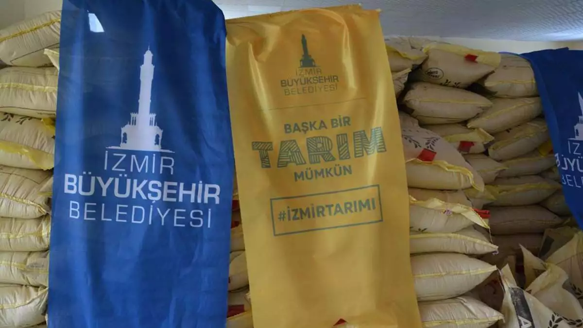 İzmir büyükşehir belediye başkanı tunç soyer, kuraklık nedeniyle afet boyutuna ulaşan tohum krizinin yaralarını sarmak için kars'a 105 tonluk arpa ve buğday tohumu desteği sağladı.