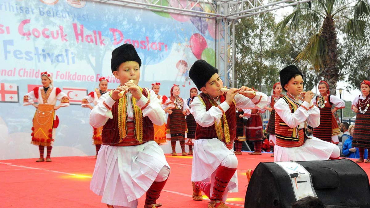 Ulusal Egemenlik ve Çocuk Bayramı için dolu dolu program. İzmir'de 23 Nisan coşkusu birbirinden renkli görüntülere sahne olacak.