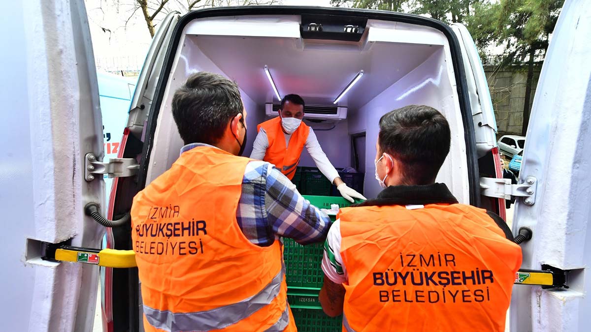 İzmir dayanışması Ramazan’da büyüyerek sürüyor. İzmir Büyükşehir Belediyesi ekipleri ihtiyaç sahibi yurttaşlar için 600 bin kişiye iftar yemeği dağıtacak.