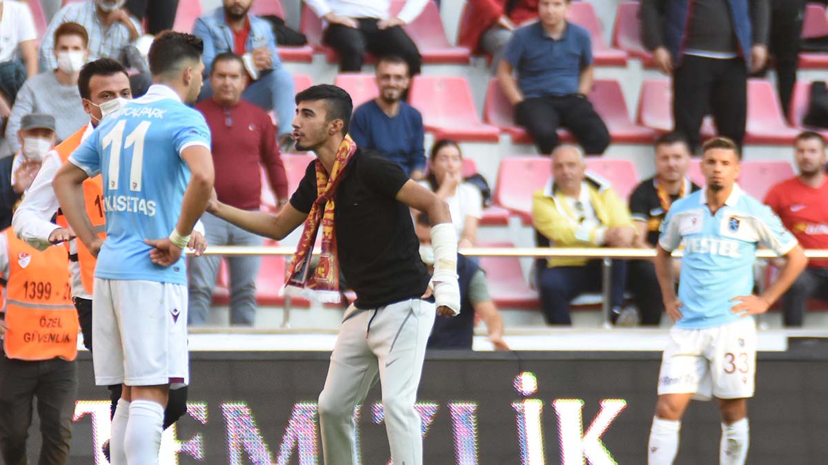 Kayseri’de sezonun ilk yarısında yukatel kayserispor ile trabzonspor arasında oynanan maçın 44’üncü dakikasında sahaya girerek, bordo mavililerin yunan yıldızı anastasios bakasetas'ın üzerine yürüyen taraftarın yargılanmasına başlandı.