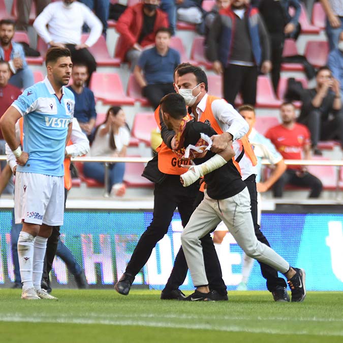 Bakasetas'ın üzerine yürüyen taraftarın yargılaması başladı