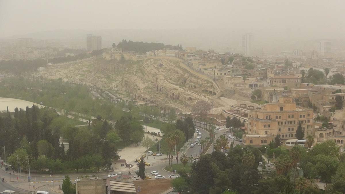 Kentte sabah saatlerinden itibaren etkili olan ve rüzgarla artan toz bulutu, çevre kirliliğine, havanın renginin değişmesine ve görüş uzaklığının azalmasına neden oldu. 