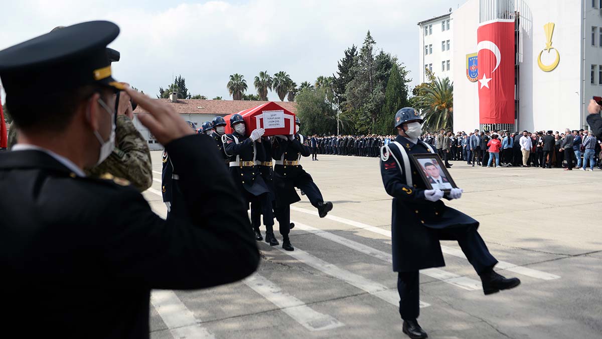 Adana’da Mustafa Ç. yönetimindeki otomobille çarpışıp takla atan Kozan Jandarma Komutanlığı’na ait minibüste hayatını kaybeden şehit 2 askerin cenazeleri, memleketlerine uğurlandı.