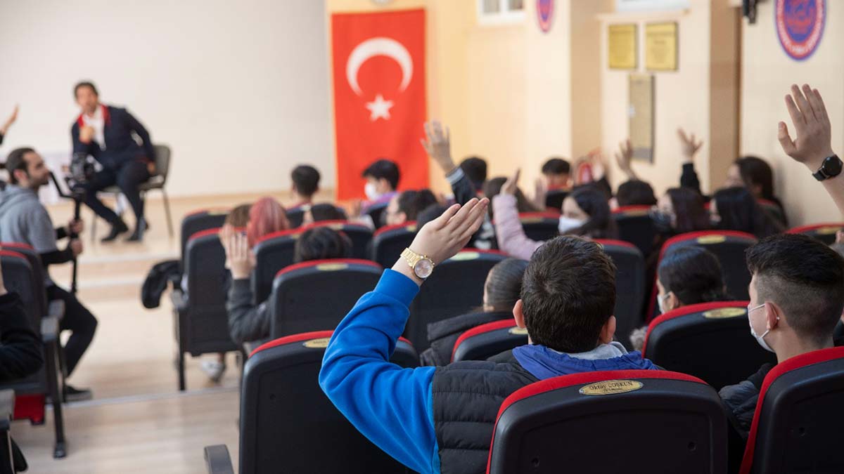 A1 Capital, finansal okuryazarlık eğitimleri kapsamında meslek lisesi öğrencileriyle buluştu. Gerçekleşen ilk eğitimi Göztepe Mesleki ve Teknik Anadolu Lisesi’nde şirket yöneticilerinin katılımıyla tamamlandı.