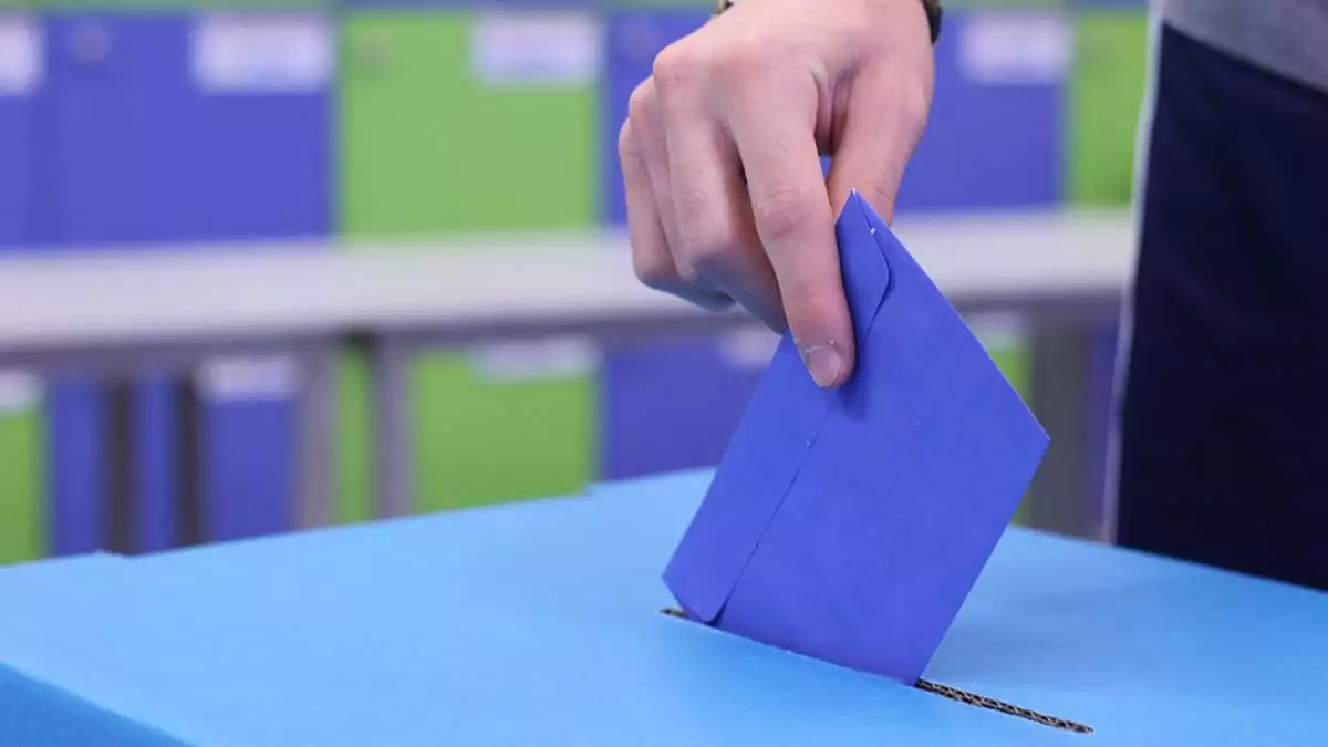 Sırbistan'da parlamento seçimi başladı