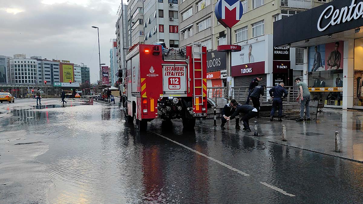 Şişli'de su borusu patladı