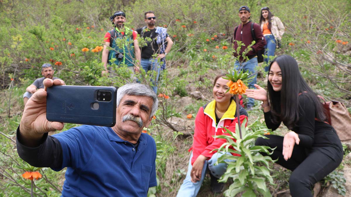 Taylandlı 2 turist, sosyal medyada görüp hayran kaldıkları ters laleler ve kentin doğal güzellikleri için Hakkari'ye geldi.